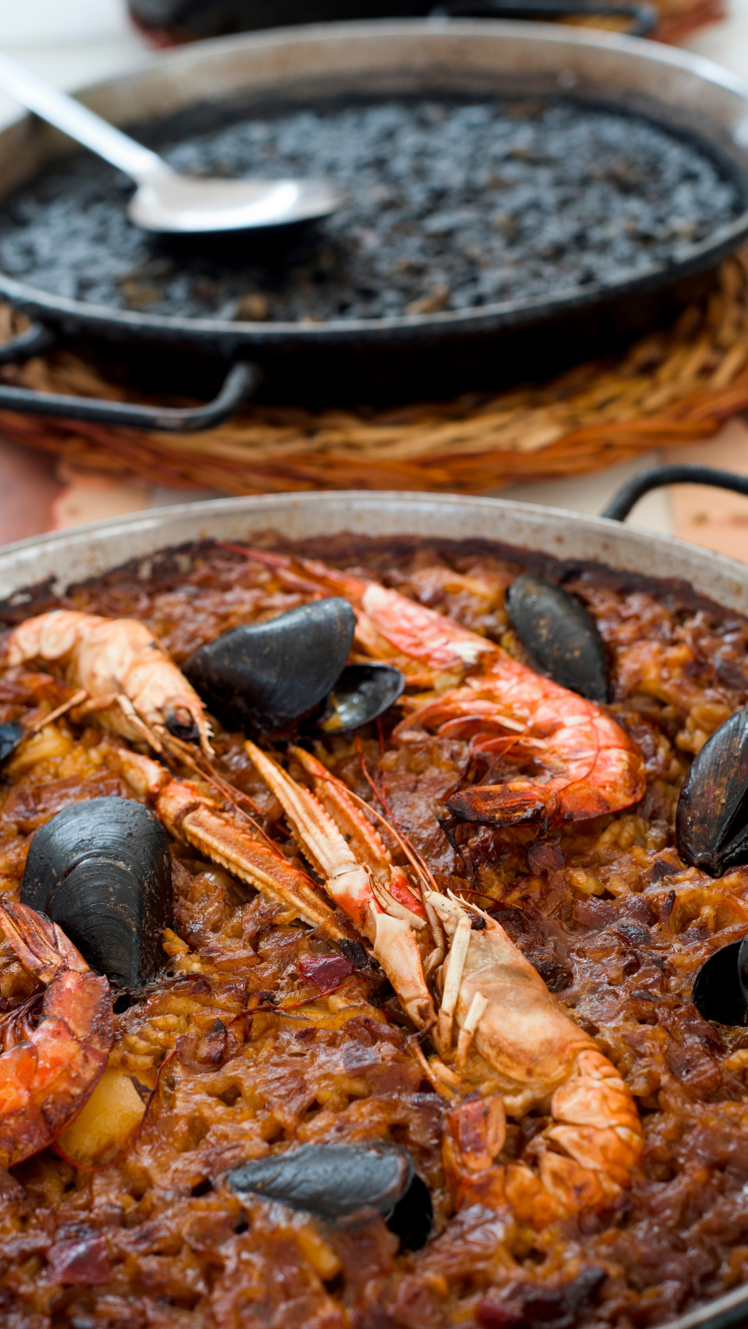 Paella  casera hecha en el asador Buena vista